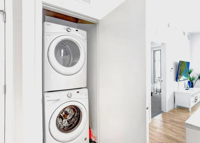 Modern 1Br Downtown Oasis W Balcony & Rooftop Pool
