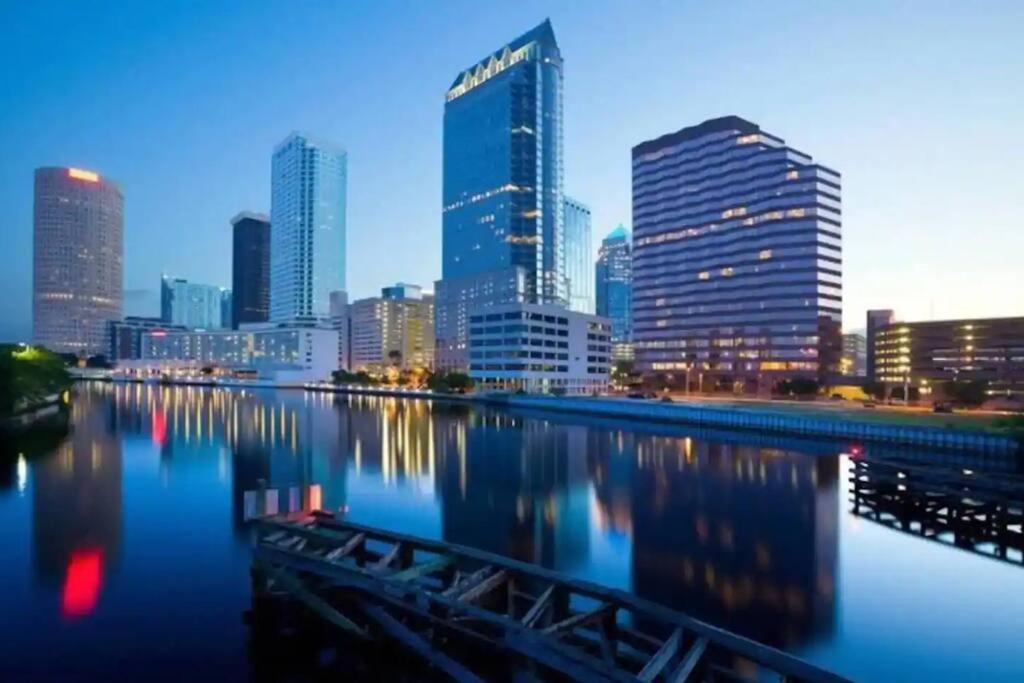 Modern 1br Downtown Oasis W Balcony & Rooftop Pool *