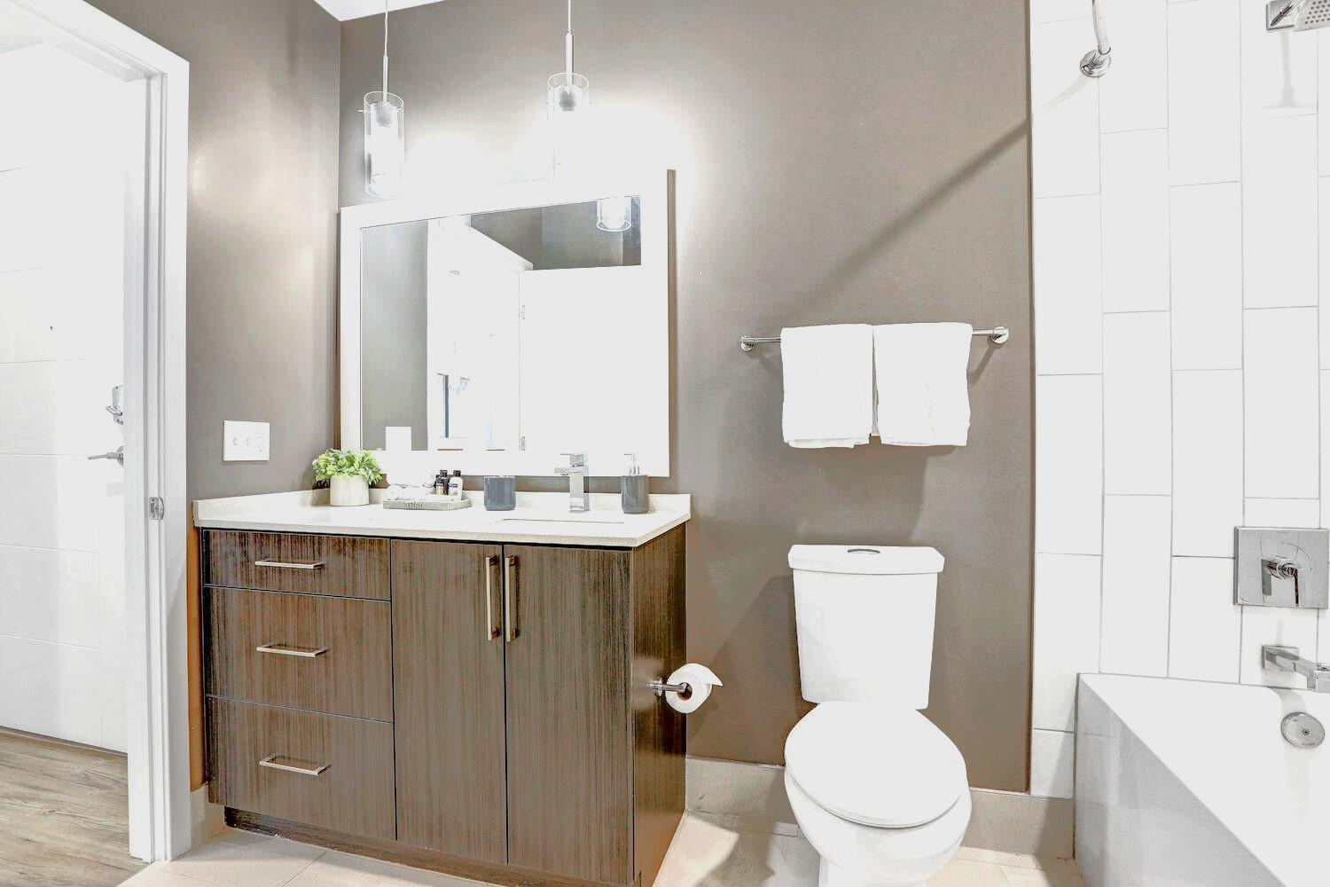 Modern 1br Downtown Oasis W Balcony & Rooftop Pool Appartement *